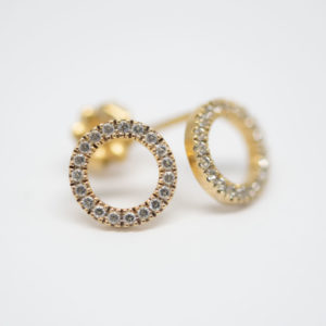 Boucles d'oreilles dorées avec des topaz blanches brillantes