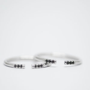 Bague ouverte avec des spinels