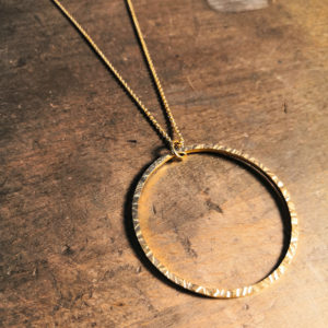 Sautoir cercle martelé Colayco